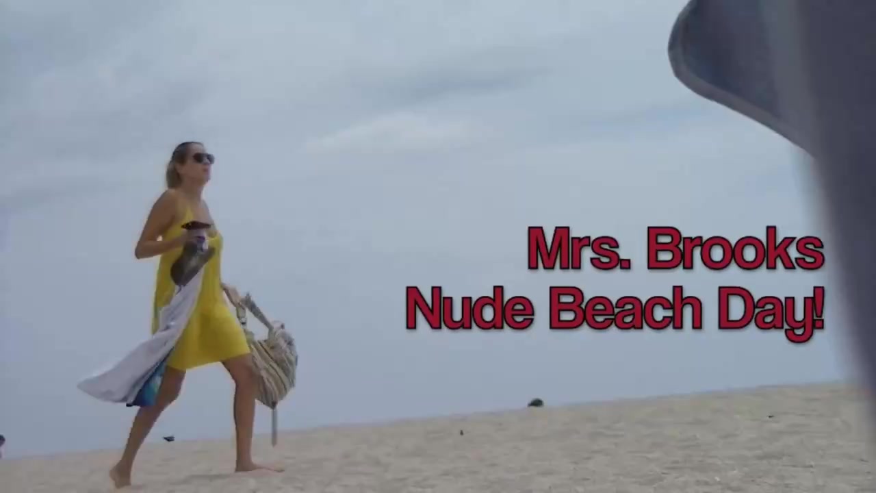 Une fille solitaire est nue à la plage image