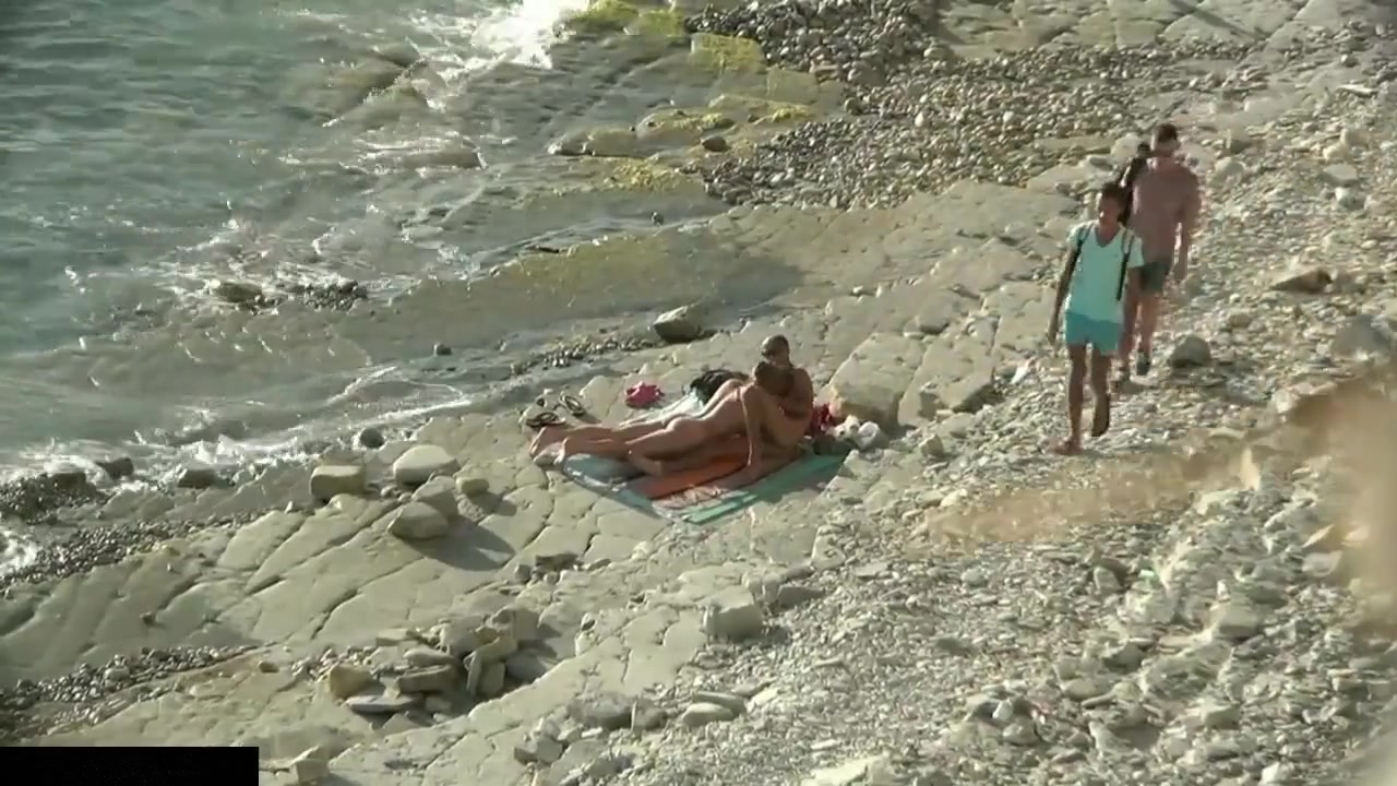 Un couple nudiste mature est surpris en train de faire lamour à la plage