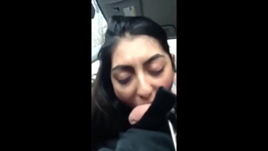 Une jeune fille accepte de faire du sexe oral à un étranger dans une voiture pour de largent