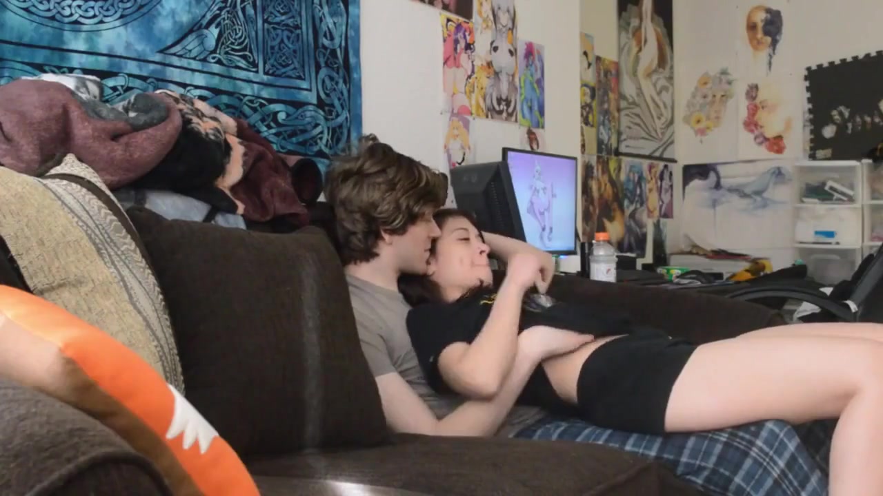 Un jeune couple amateur baise sur le canapé avant que les parents narrivent à la maison photo