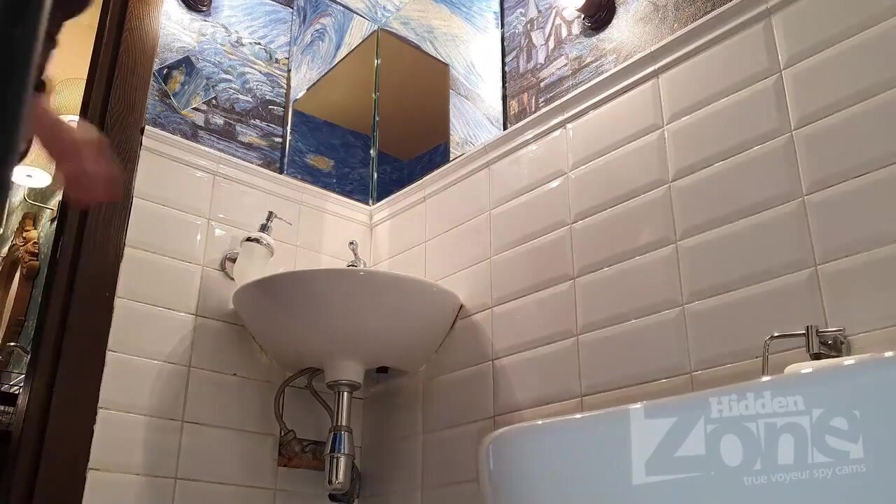 Caméra cachée dans les toilettes femme en bas sexy