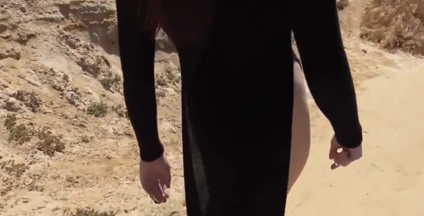 Jeune femme marche totalement nue sur la plage publique photo