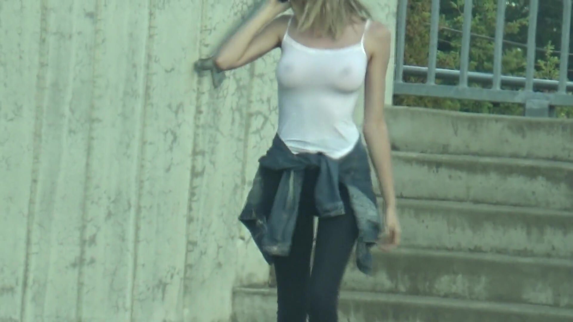 Jeune blond aux seins magnifiques ne porte pas de soutien-gorge en public et les mamelons sont visibles photo