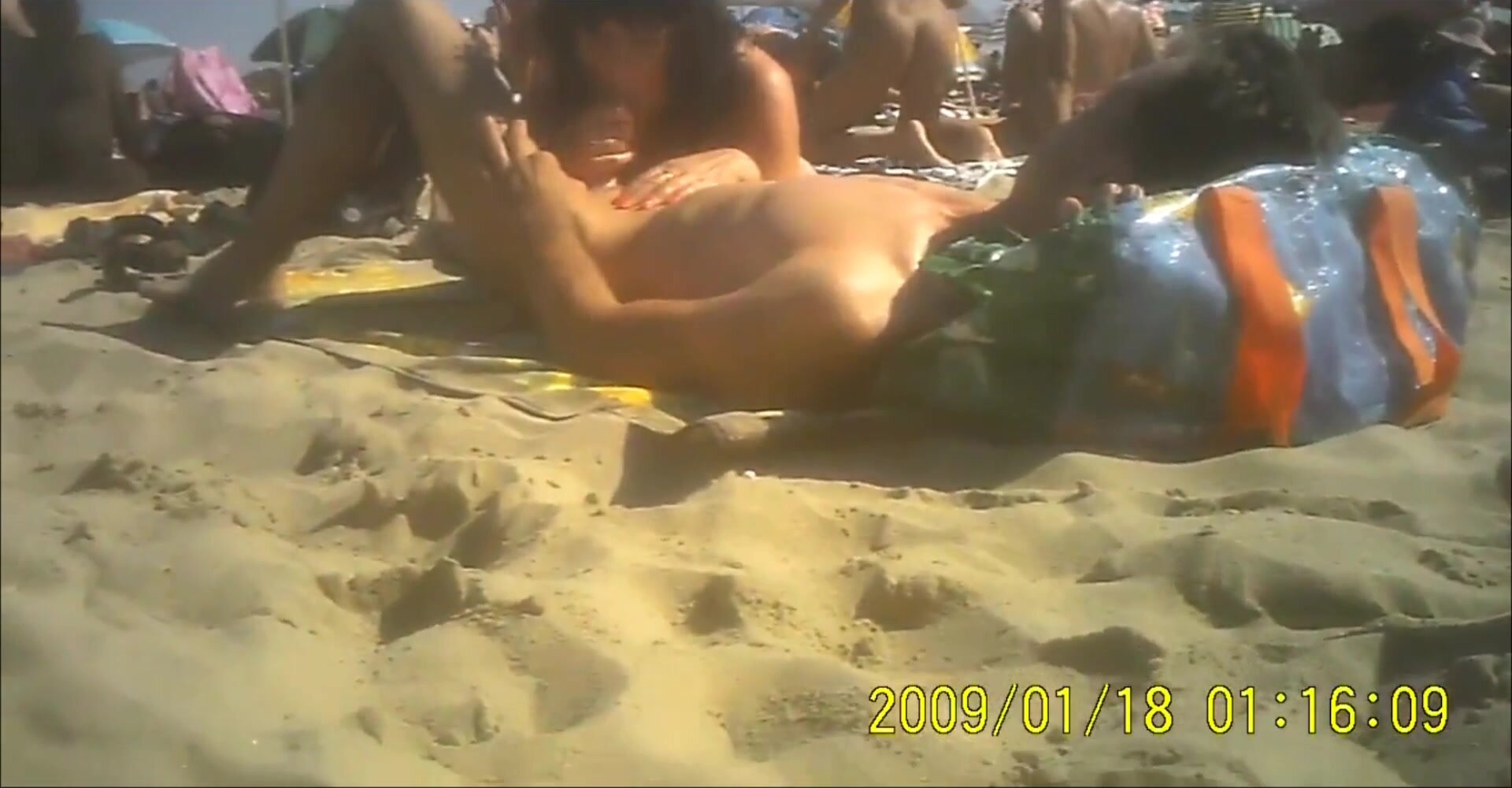 Une femme nudiste est filmée en caméra cachée en train de faire une pipe à son mari devant des nudistes