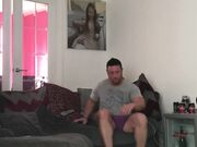 La femme est excitée sur le canapé et exige du sexe La femme est excitée sur le canapé et exige du sexe